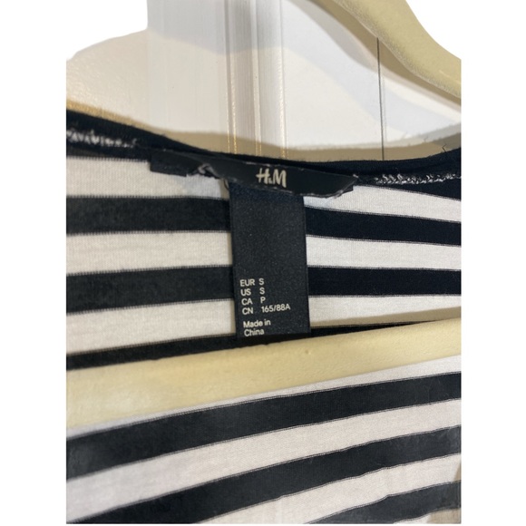 🛍 H&M Black and White Striped Batwing Blouse - Picture 2 of 4